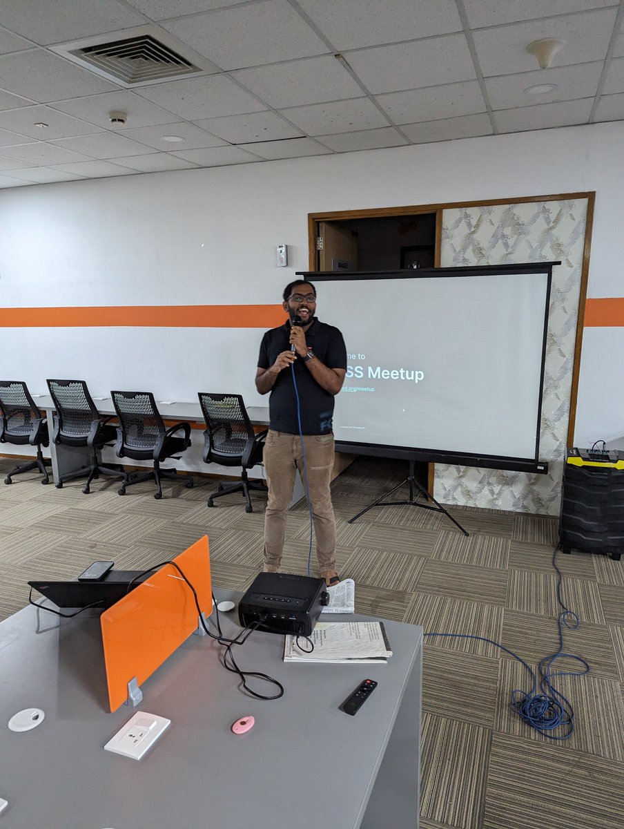 The August #FOSS Meetup has started and we're live on YouTube too!

Shout out to our special presenter <a href="/andrewissocial/">Andrew Bastin</a> 

Our YouTube channel: youtube.com/@FOSSUnitedKoc…