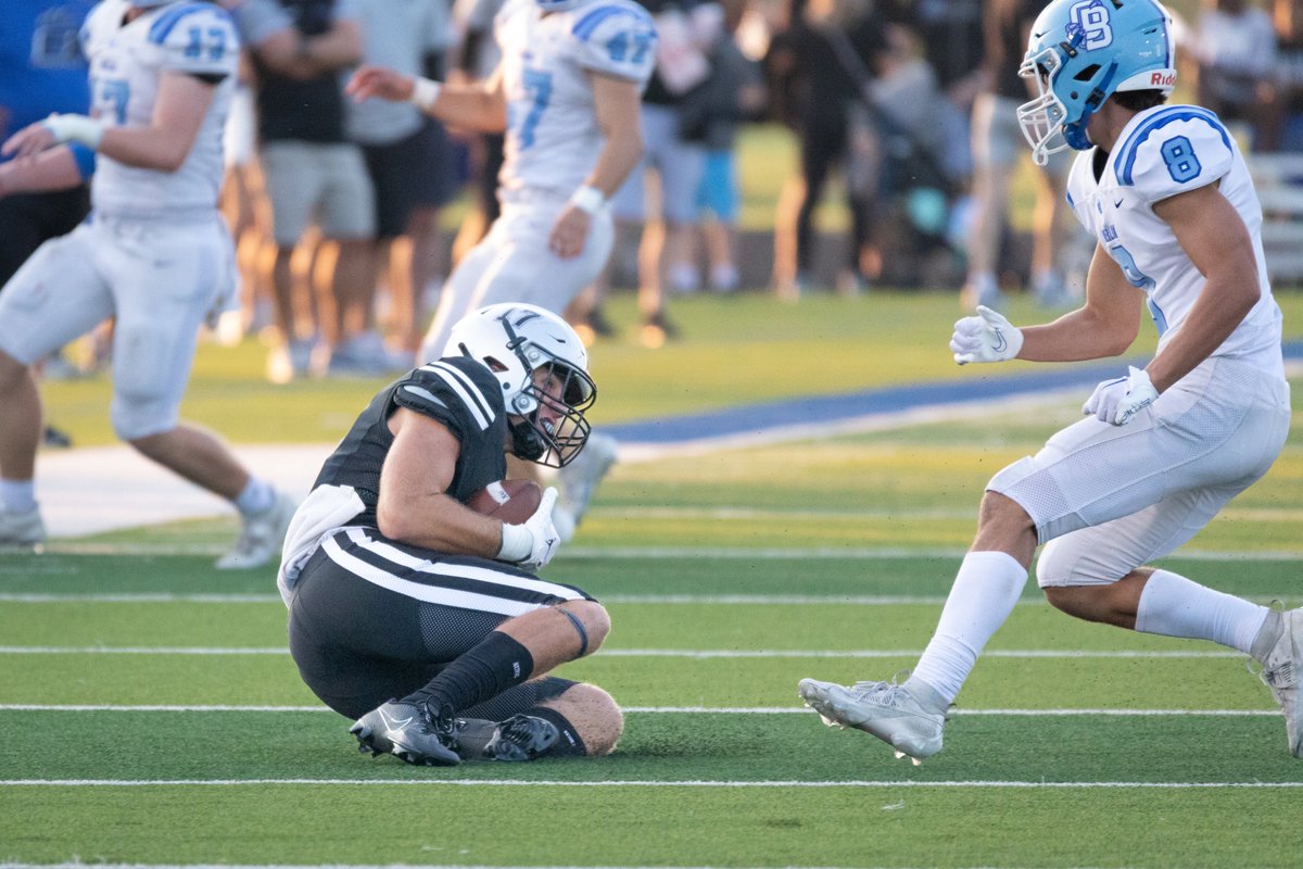 No.1 BF passes the ball to No.17 BR.