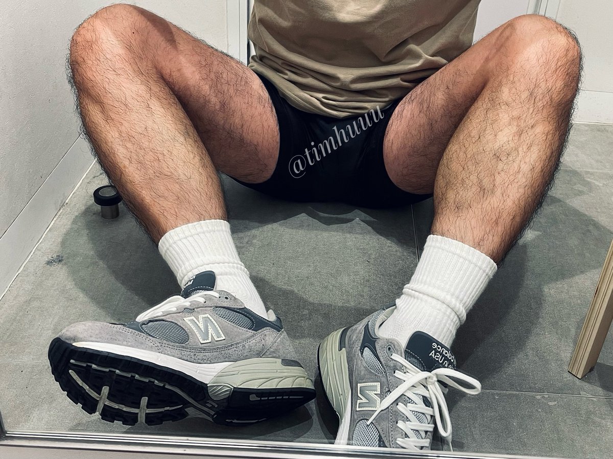 Fitting room vibes👅👅👅

#hairyfeet #whitesocks #socks #白襪 #白襪控 #whitesocksfetish #白袜 #nike #nikesocks #newbalance #newbalance993 #nb #nb993