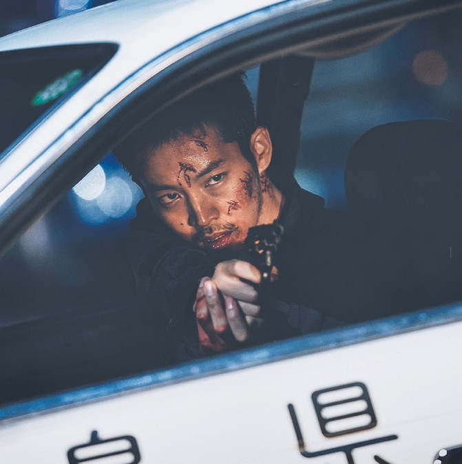 IaJhICNMiAfpgMj's tweet image. 銃弾を持つ姿は決まってるよね
日岡さんと黒崎さん #松坂桃李
#孤狼の血LEVEL2　#VIVANT