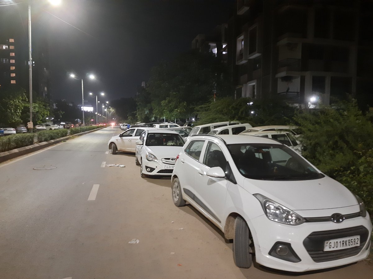 AgamNigam4's tweet photo. ગોતા ના વંદેમાતરમ એરિયા માં આવેલા શુભમંગલ greens માં આવેલ ગેરેજ દ્વારા રોડ ઉપર બેધડક પાર્કિંગ થાય છે. અધડો અડધ રોડ બ્લોક કરી દેવામાં આવે છે. સત્વરે action લેવા વિનંતી 

@rtoahmedabad @AmdavadAMC https://t.co/nPgOnBR5I2