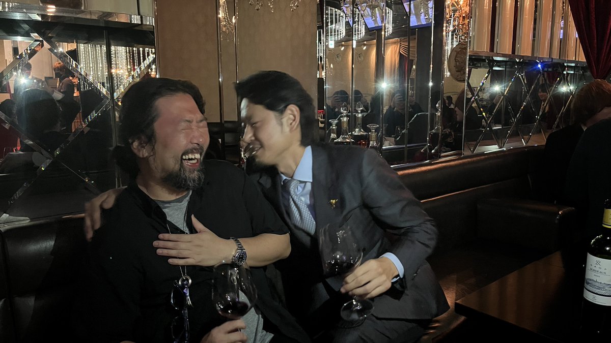 昨晩、初めてホストクラブにいきました。東京の夜を楽しんでいるビジネスパーソンの諸兄におかれましては、キャバクラだのラウンジだのクラブだのに行かれる方も多いと思います。でもそれは夜の経済圏の「片側」を見ているにすぎないのです。ホストクラブはドラマや漫画の中では馴染み深い存在だけど、