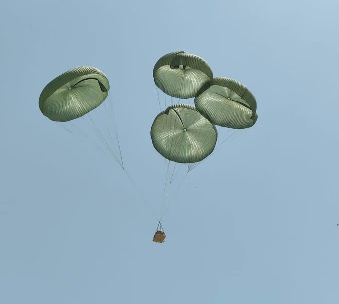 india_narrative's tweet photo. The #IAF recently carried out successful trials of the Heavy Drop System, designed and developed by the Aerial Delivery Research & Development Establishment: Indian Air Force
#INDefence @IAF_MCC https://t.co/MTYXI2toaD