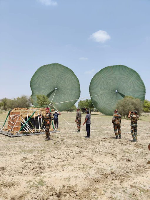 india_narrative's tweet photo. The #IAF recently carried out successful trials of the Heavy Drop System, designed and developed by the Aerial Delivery Research & Development Establishment: Indian Air Force
#INDefence @IAF_MCC https://t.co/MTYXI2toaD