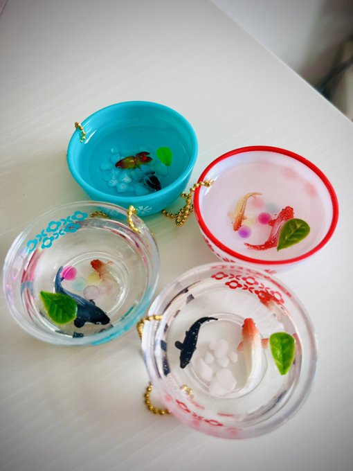 一目惚れして回したカプセルトイトイズスピリッツさんの金魚鉢マスコットこの器のレトロ感、金魚の生き生き感、底の石まで可愛らしいたまらん…最高… 
