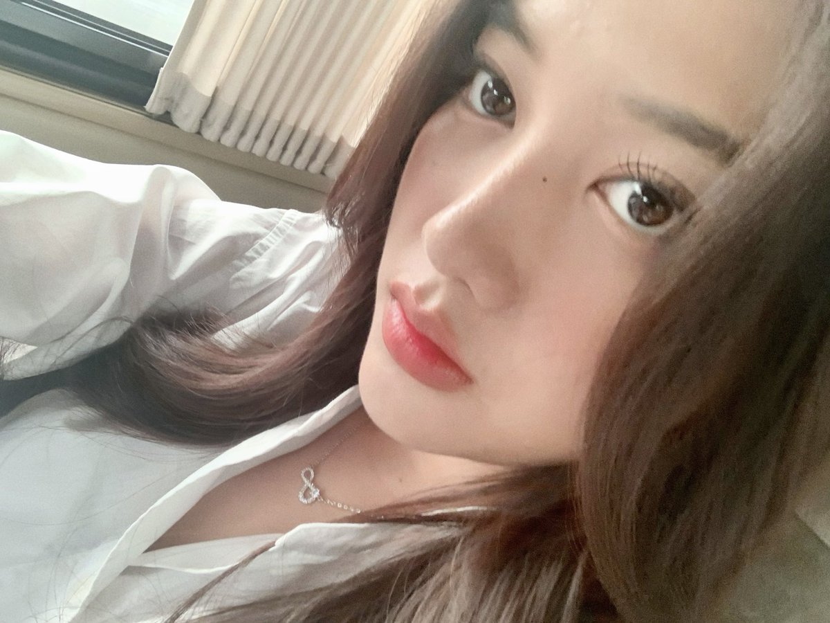 srchakimfreen's tweet image. 갓 졸업한 애기가 첨으로 한껏 꾸미고 셀카 찍은거 같음
귀여워죽겠단 말

WE ARE HERE FOR FREEN 
#KeepGoingFreen