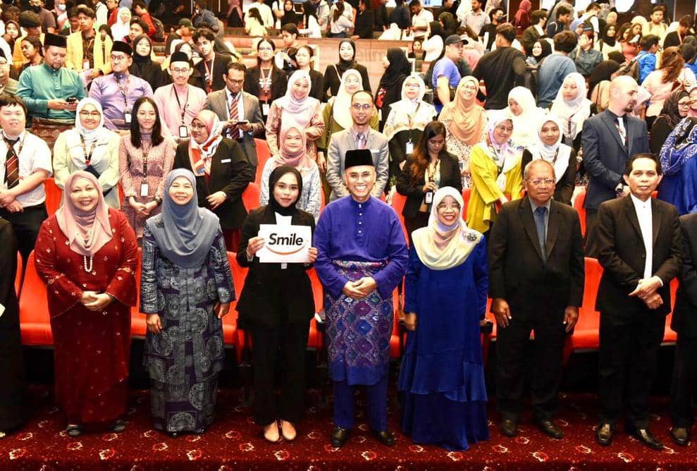 Officiated the Launching of the Scholarship for Mobility & International Learning Experiences (SMILE), a rebrand of the scholarship program by @YayasanMSU. #MSUrians have benefited much from the global program. It's timely for this next step-up move. @MSUmalaysia @MSUcollege