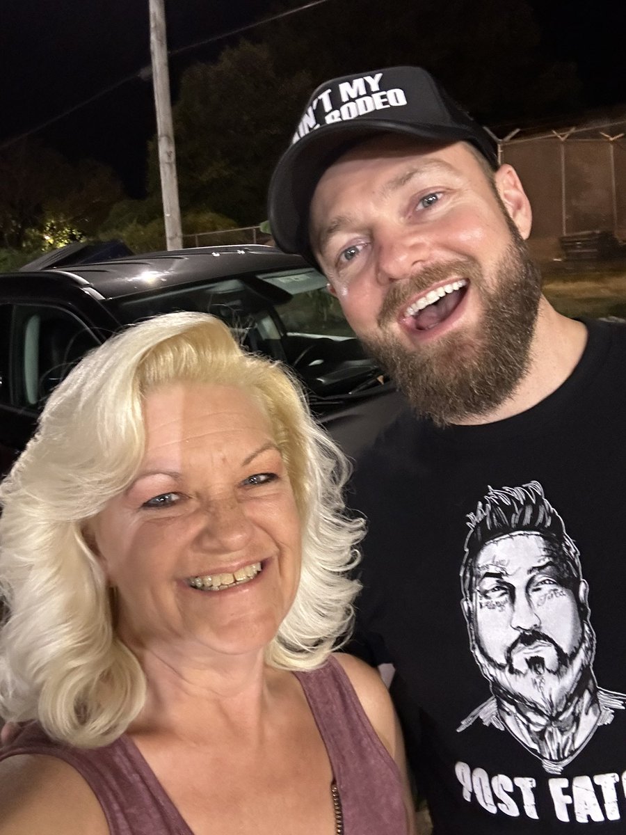 quela67's tweet photo. Add another member of TWD cast to my list…@RossMarquand was a JOY to meet - even walked me to my car! 🥰 5 ⭐️ guy!! https://t.co/2C27wMiTVl