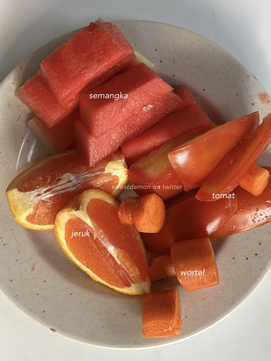 swextdemon's tweet photo. ini campuran yg aku suka.

3diva (wortel, apple, tomat) bantu clear skin
kalau yg ada ijo ijo nya bantu detox usus juga, buat yg masih sering makan sembarangan coba deh sesekali consume celery juice buat detox ususnya 🤗 https://t.co/RCJsUezc5L