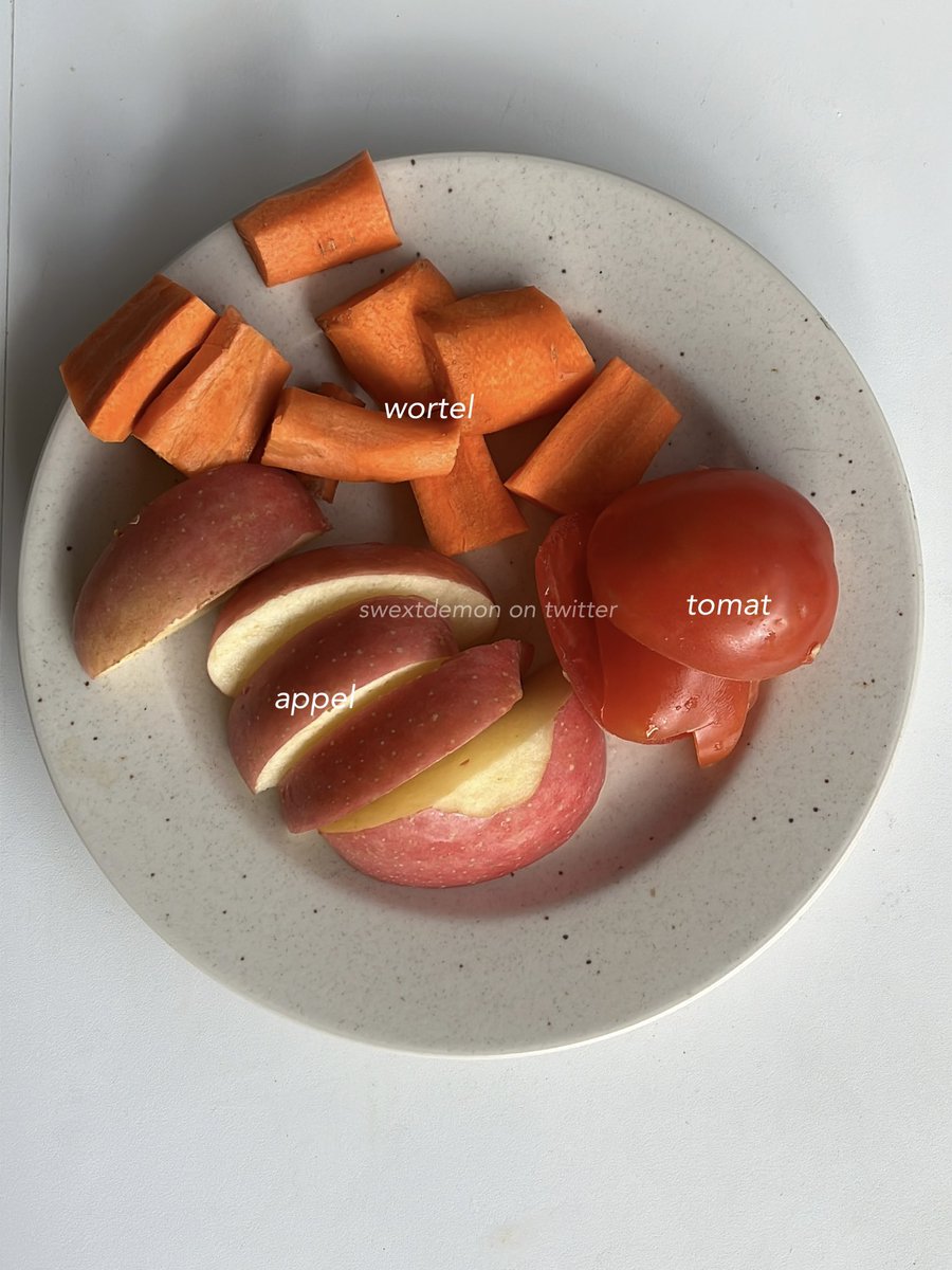swextdemon's tweet photo. ini campuran yg aku suka.

3diva (wortel, apple, tomat) bantu clear skin
kalau yg ada ijo ijo nya bantu detox usus juga, buat yg masih sering makan sembarangan coba deh sesekali consume celery juice buat detox ususnya 🤗 https://t.co/RCJsUezc5L