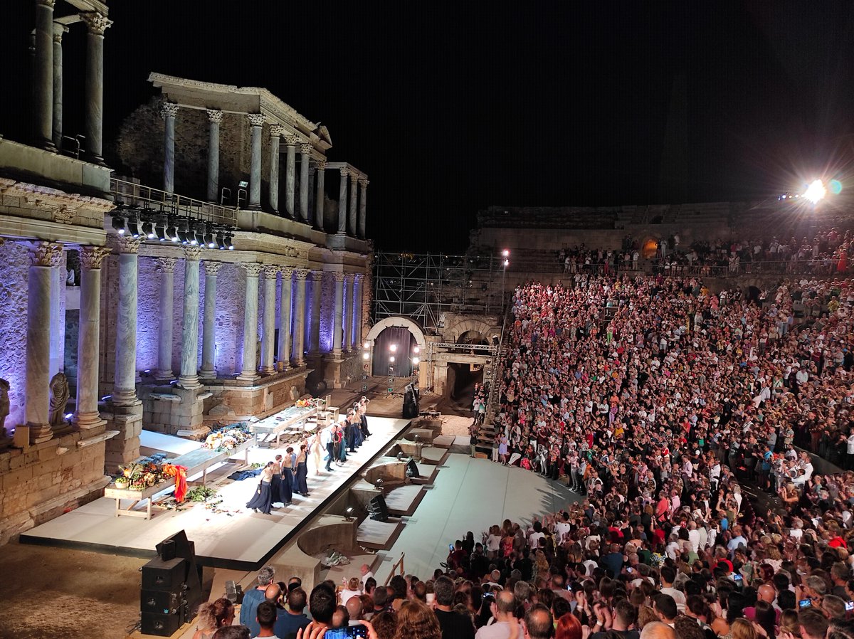 FcoJvieR6_4's tweet photo. Anoche disfrutando en @Festival_Merida con una obra tremenda #SALOMÉ , interpretada por unos actores maravillosos en un marco incomparable como es el Teatro Romano de Mérida . #Merida69 https://t.co/yguFTmdKW0