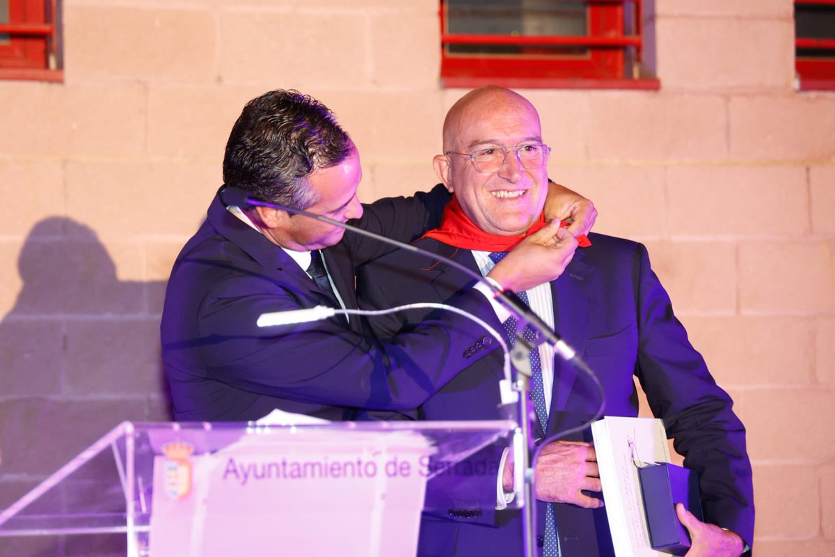 —Gracias a Simancas, digo Valladolid… jod Ambrosio, dónde coj estamos hoy, porque no es Madrid, ni el Senado

—Señor, en Serrada

—Ah! Gracias! Orgulloso de nuestras raíces y de ser de pueblo.