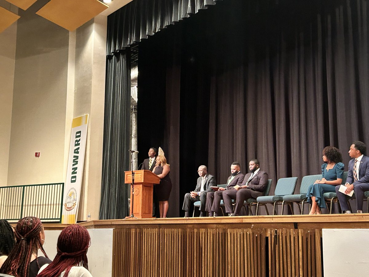 sstuckey5's tweet photo. @KyStateU Freshman Class Confirmation. Welcome New Thorobreds! 💚🐎💛#Classof2027 https://t.co/BmUmsLfWOo