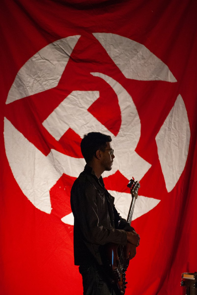 CJC_Media's tweet photo. Para finalizar el día, en un ambiente más distendido y lúdico, la Banda de la Juventud interpretó varios temas del cancionero popular comunista. 🎸🎶 https://t.co/KSHlRCWtnz