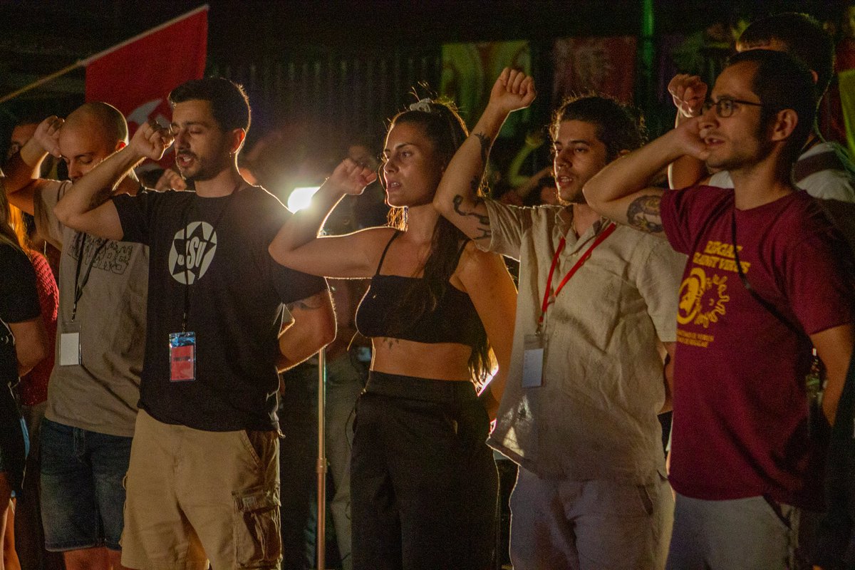 CJC_Media's tweet photo. Para finalizar el día, en un ambiente más distendido y lúdico, la Banda de la Juventud interpretó varios temas del cancionero popular comunista. 🎸🎶 https://t.co/KSHlRCWtnz