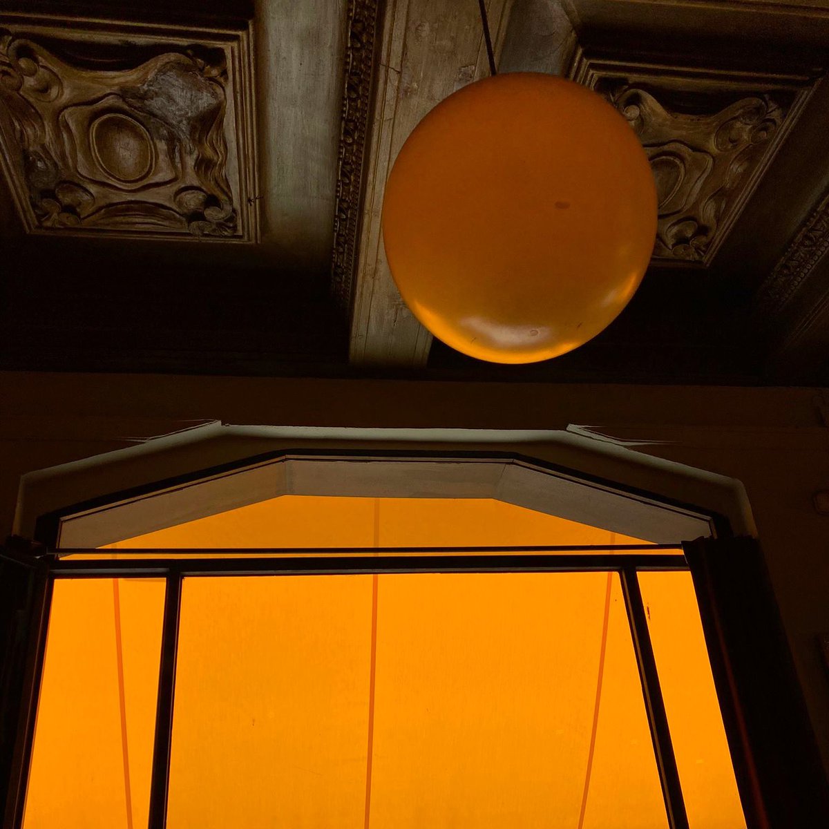 Tomarte un café o una copa pero dentro de un cuadro 🖼️✨ #Madrid #CaféPavón