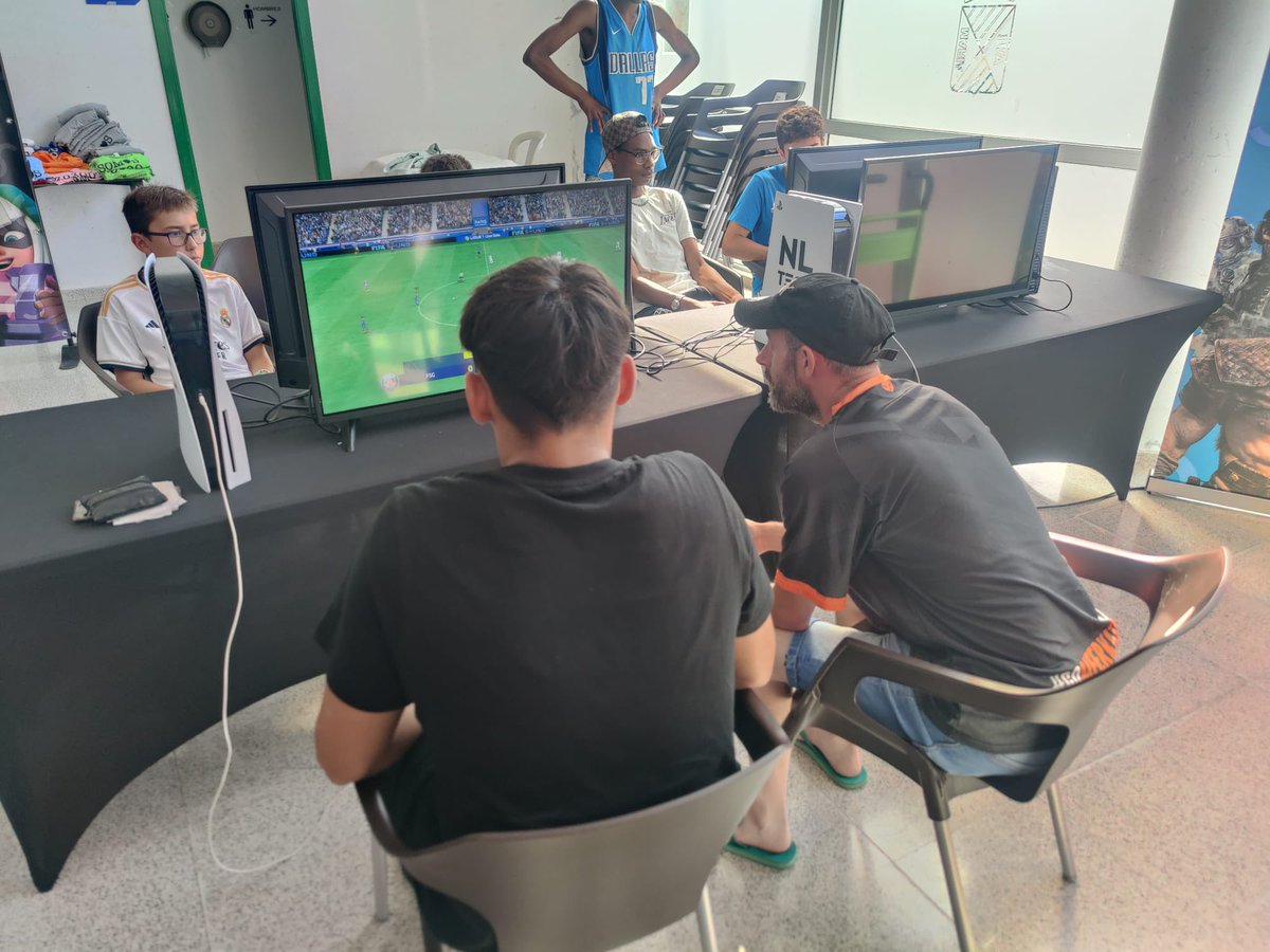 MightyMeerkats's tweet photo. Ayer por la tarde estuvimos jugando en el torneo de FIFA de @Torrelavega_es ⚽️ 

Desde MKT queremos agradecer a @NLtech_eSports y a todo el staff por la experiencia 🧡

Mención especial también a @revoltoso7MKT y a nuestro CEO @jtelechea por pasarse a apoyar 💪🏻

#GoMeerkats https://t.co/W3PsHmCUsN