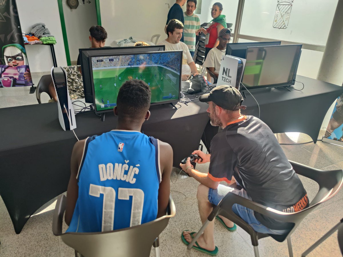 MightyMeerkats's tweet photo. Ayer por la tarde estuvimos jugando en el torneo de FIFA de @Torrelavega_es ⚽️ 

Desde MKT queremos agradecer a @NLtech_eSports y a todo el staff por la experiencia 🧡

Mención especial también a @revoltoso7MKT y a nuestro CEO @jtelechea por pasarse a apoyar 💪🏻

#GoMeerkats https://t.co/W3PsHmCUsN