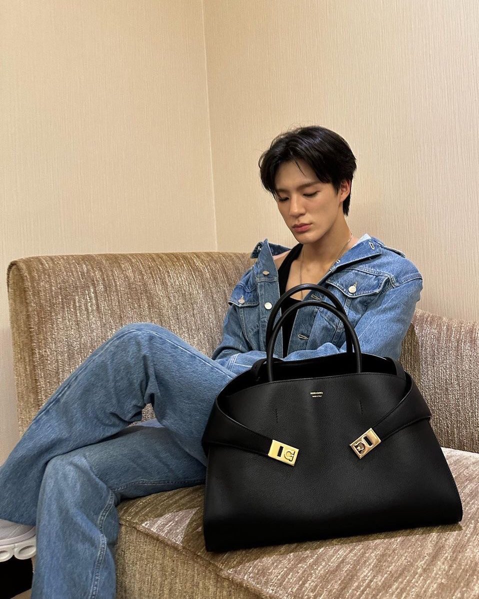 ‘เช้างอน เที่ยงงอน ไม่พาไปช็อปปิ้งก็งอน’
‘อะแระแดดดี๊ บี๋ไม่ได้งอน’
‘วันนี้แด๊ดยุ่ง ไว้วันหลังจะพาไป บิบี๋เข้าใจแด๊ดนะคะ
‘อือ บี๋เข้าใจ’
‘โอเค งั้นแด๊ดไปทำงานก่อนนะคะ’
‘แดดดี๊ก็เลิกกับบี๋ไปแต่งกับงานเลยดิ’
‘เอ้า’