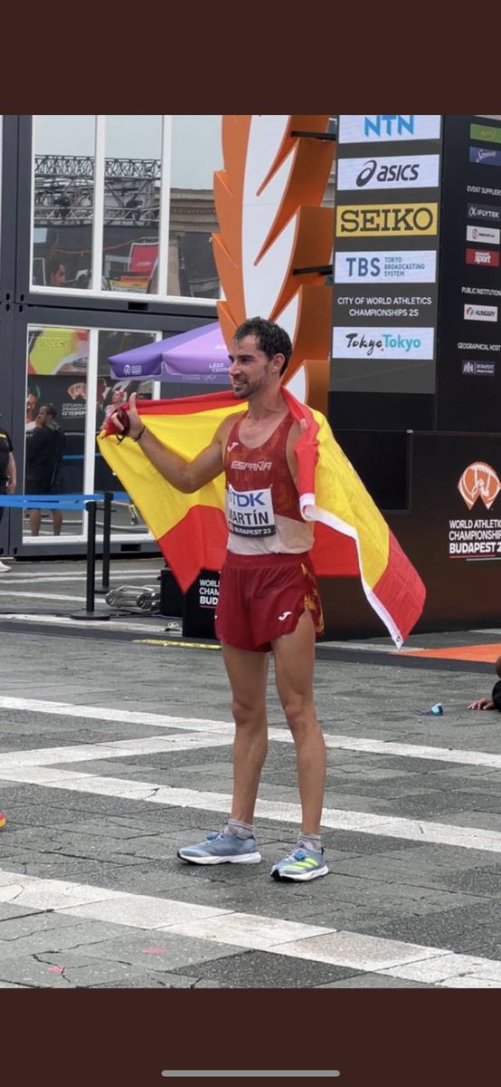 deportegob's tweet photo. ¡Campeón del mundo! 

🥇 Medalla de oro de @Alvaroatletismo en los 20km marcha, con un tiempo de 1:17:32.

Esta es la segunda mejor marca española de la historia.

🇪🇸 ¡Inmejorable comienzo de España en @wabudapest23!

👏🏻 ¡Enhorabuena! https://t.co/xBzgDchxYJ