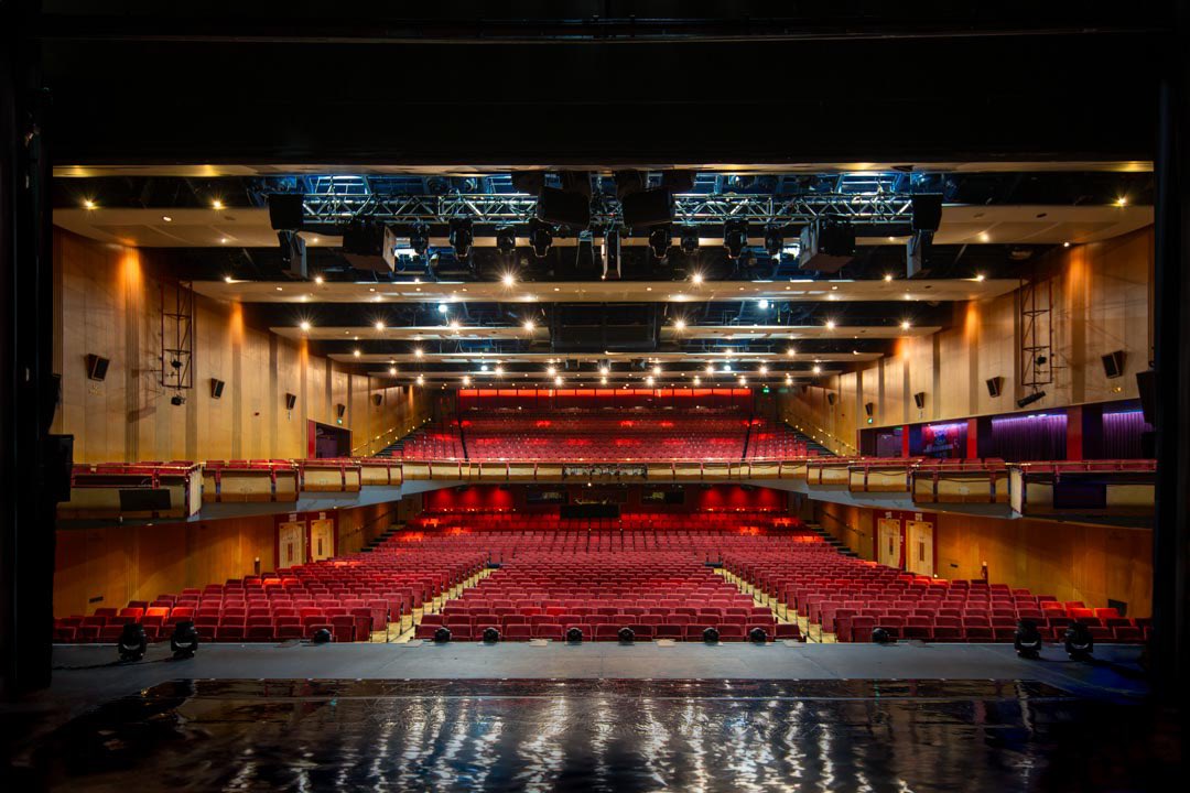 lavercombe's tweet photo. THEATRE LOVE: Cliffs Pavilion in Southend-on-Sea. It seats 1630 people. It’s built high on a cliff and the theatre restaurant/cafe has arguable one of the best views of any theatre in the UK. @SouthendTheatre @TrafalgarEnt @rockyhorroruk https://t.co/PkX0SZtjez