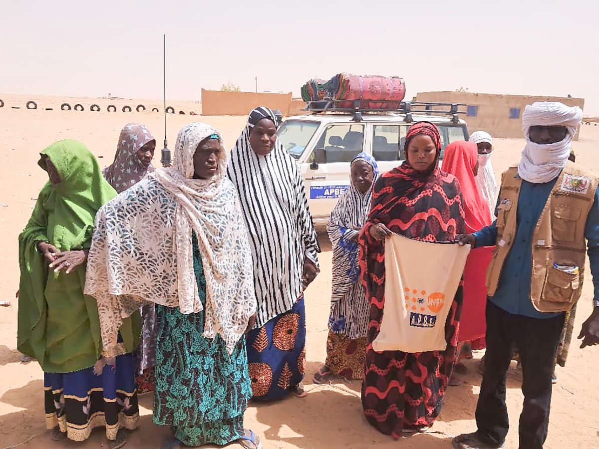 unfpaniger's tweet photo. L'UNFPA Niger distribue  des kits de dignité &amp; kits post-viol aux migrants et aux habitants d'Assamaka, un village vulnérable près de la frontière algérienne. Cette initiative vise à améliorer leur bien-être et leur permettre de retrouver leur dignité. 
@SennenHounton @Atayeshe https://t.co/9FIDoxzMPK