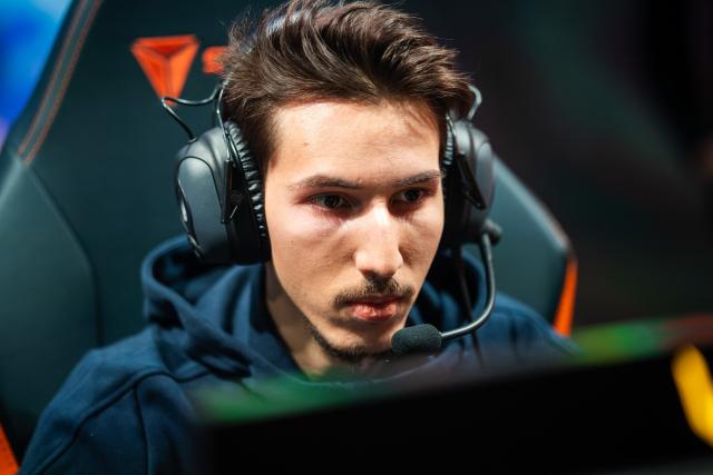 🚨ALERTE BANGER DIMANCHE 🚨

T1 VS GENG, Chovy qui va back to back to BACK claqué Faker pour un titre de LCK 

G2 vs BDS, Nuc qui va... euh... force à lui...