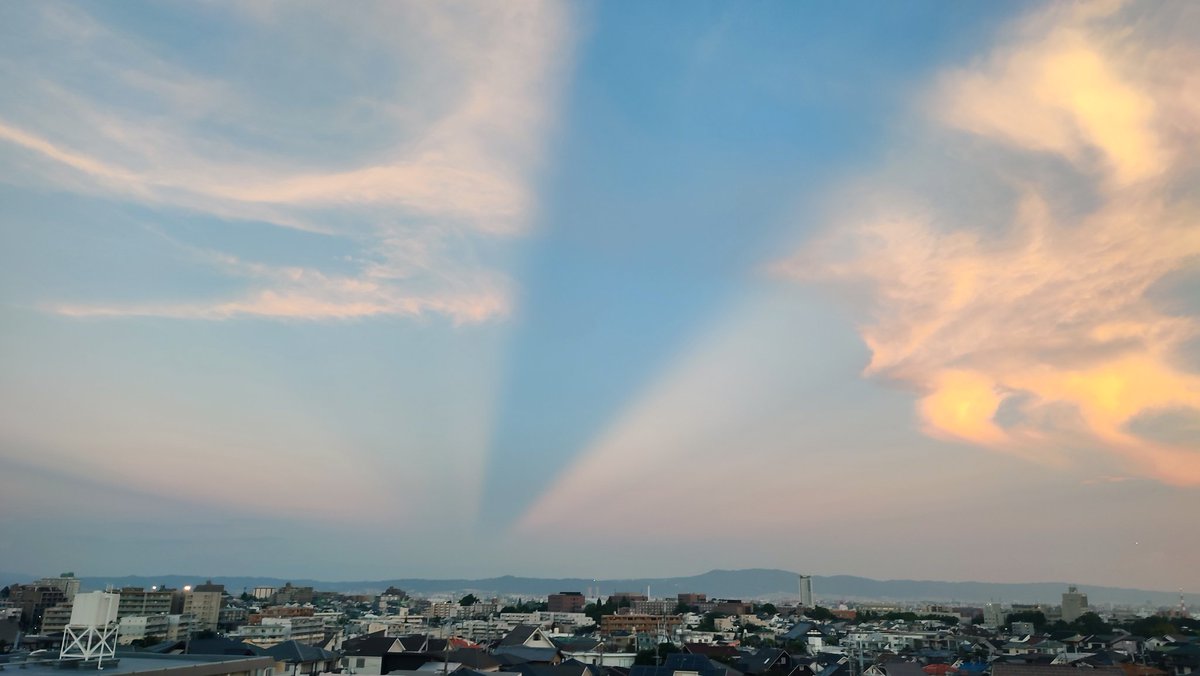 norizzo9153's tweet photo. 何じゃこりゃっ！
やばい！
空が割れた！
＃変雲 https://t.co/fb6jpwOpNH