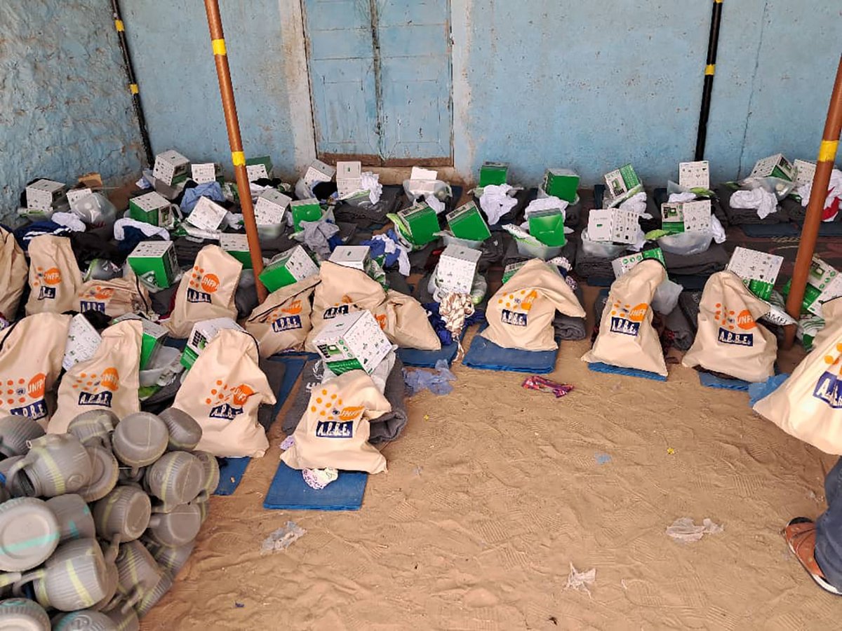unfpaniger's tweet photo. L'UNFPA Niger distribue  des kits de dignité &amp; kits post-viol aux migrants et aux habitants d'Assamaka, un village vulnérable près de la frontière algérienne. Cette initiative vise à améliorer leur bien-être et leur permettre de retrouver leur dignité. 
@SennenHounton @Atayeshe https://t.co/9FIDoxzMPK