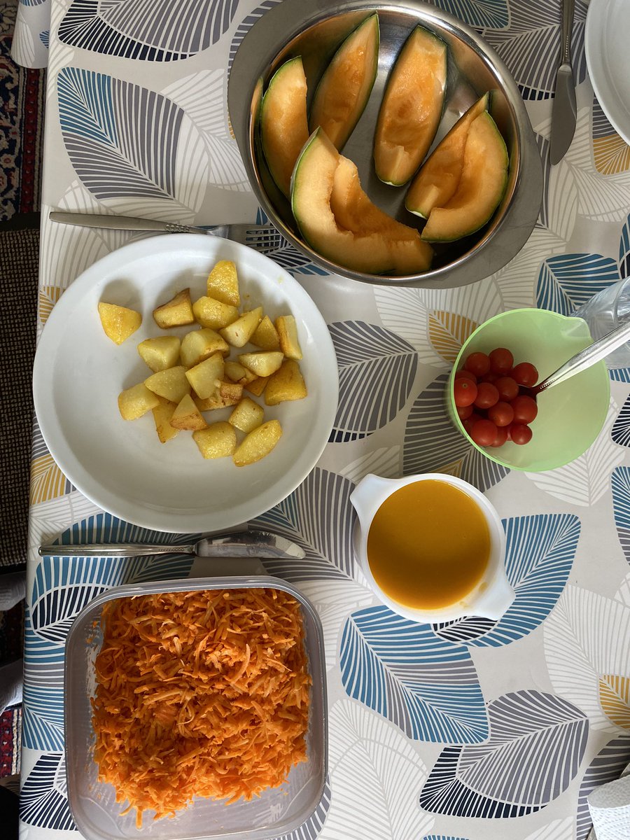 BartVeurne's tweet photo. Allemaal uit de moestuin van de papa #eigenkweek #bio #geengif - soep is combi van ui, wortelen, courgette en tomaat https://t.co/PFuqnOylqM