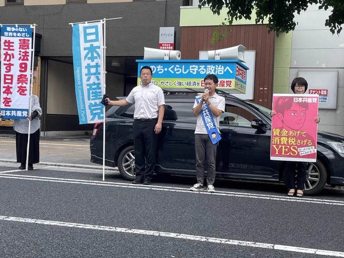 出雲市駅前でうったえる大平。挟むのは吉井やすみ（左）・後藤ゆみ（右）両出雲市議。