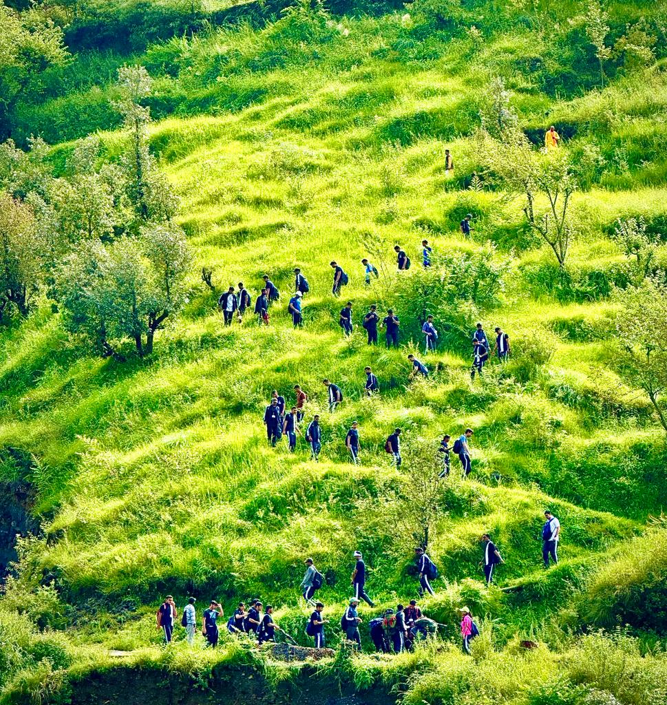 IASkritikamishr's tweet image. कंधों से मिलते हैं कंधे, क़दमों से कदम मिलते हैं,
हम चलते हैं जब ऐसे तो दिल दुश्मन के हिलते हैं ...

#IAStraining  #LBSNAA #Training #trekking #UPSC #Himalayas