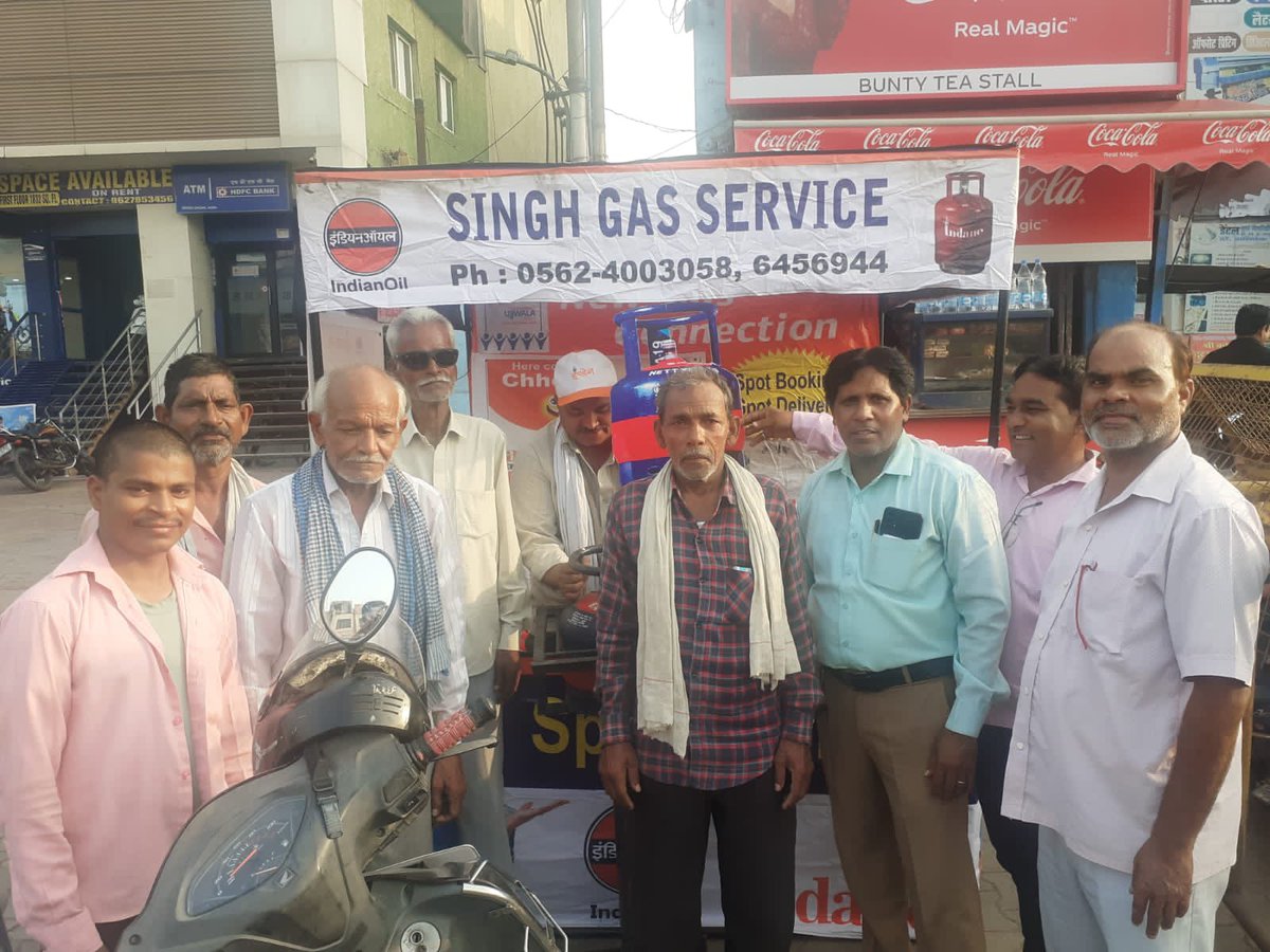 IoclAgraIDO's tweet photo. FTL camp conducted at Kamla nagar market by Singh Gas Service under Agra B LSA as part of weekly campaign. No address proof required. Just take it with you and refill anywhere in the country. #chottu #FTL @DirMktg_iocl @IndianOilcl @ChairmanIOCL @akadk12 @Bohrashyam2 https://t.co/ih5EsEBSVI