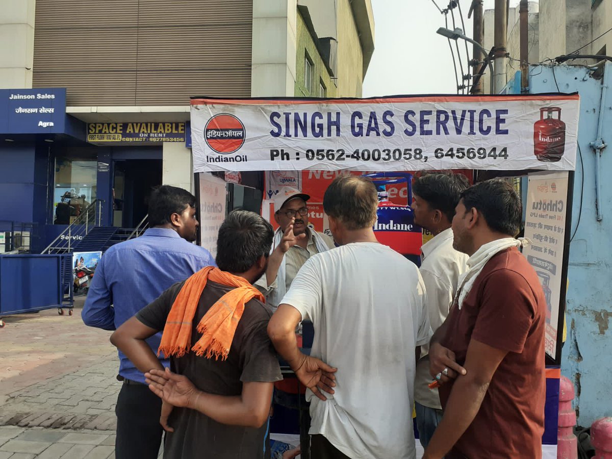 IoclAgraIDO's tweet photo. FTL camp conducted at Kamla nagar market by Singh Gas Service under Agra B LSA as part of weekly campaign. No address proof required. Just take it with you and refill anywhere in the country. #chottu #FTL @DirMktg_iocl @IndianOilcl @ChairmanIOCL @akadk12 @Bohrashyam2 https://t.co/ih5EsEBSVI