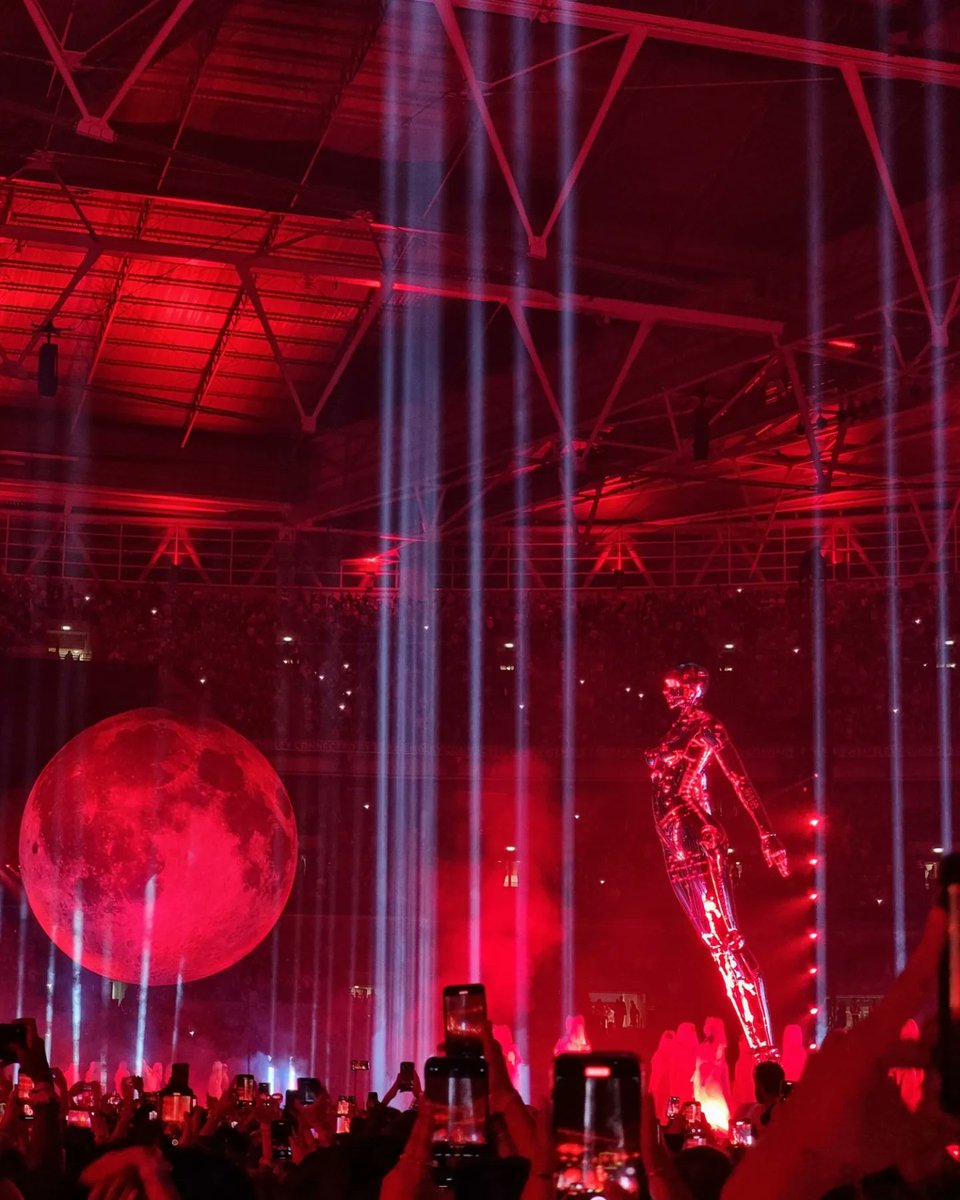 _alkz_'s tweet photo. It was my first ever concert, and I did that solo! Made a few XO gangs and had the best f**king night and got to meet love of my life @theweeknd! The rain just added the finishing touch. I can't wait to see him again!!! 😭
XOTWOD 🖤
#theweeknd #xo #wembleystadium #afterhourstour https://t.co/zm8btQK3V9