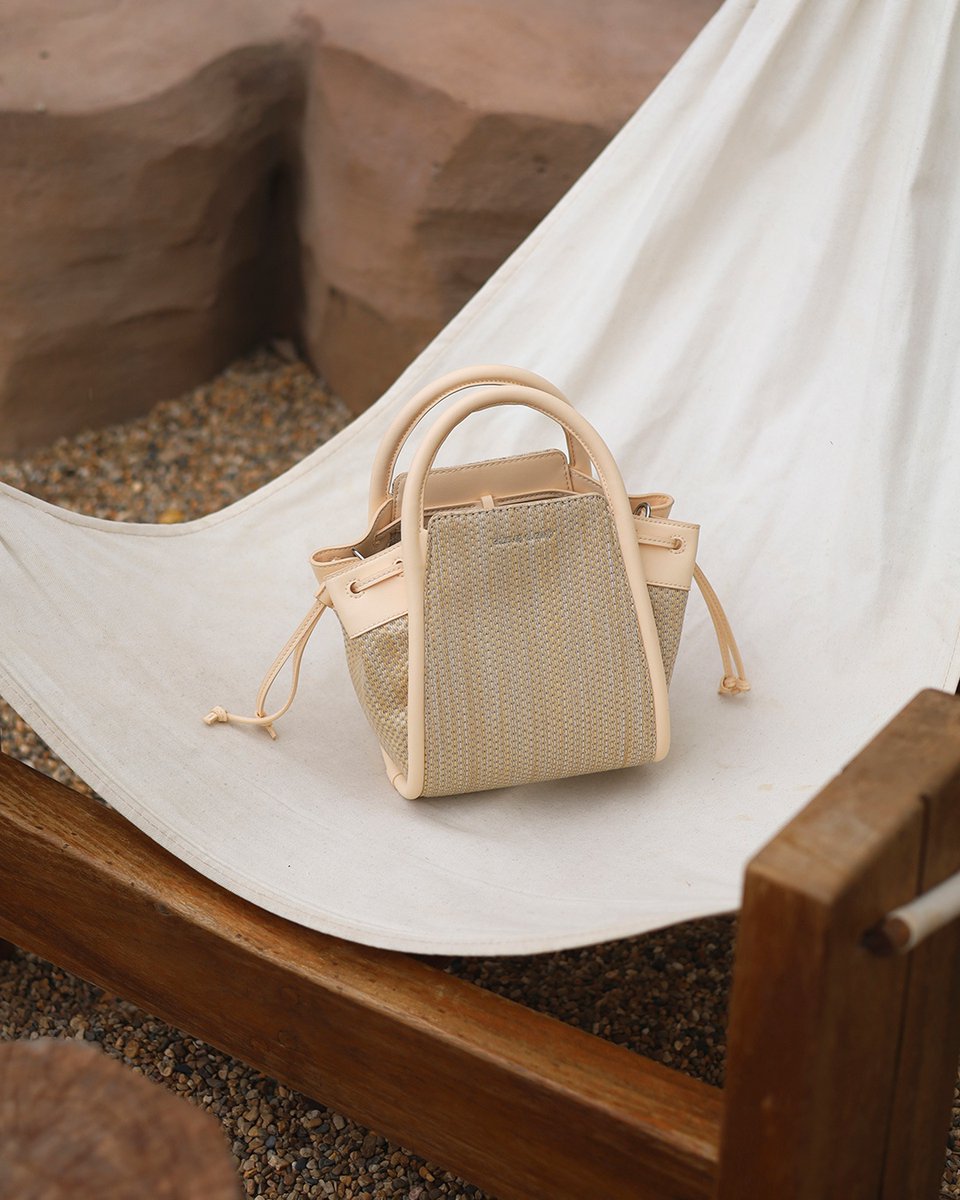 charleskeith_jp's tweet photo. Knottはアシュビー ラフィアトートバッグとエスパドリーユ トングサンダルでコーディネートに夏らしさを演出。
- バッグ
https://t.co/f0wJ4IKsxg
- サンダル
https://t.co/gFREFllNpO
#SummersCalling
#CharlesKeithSS23
#ImwithCharlesKeith https://t.co/orr3oYboVM