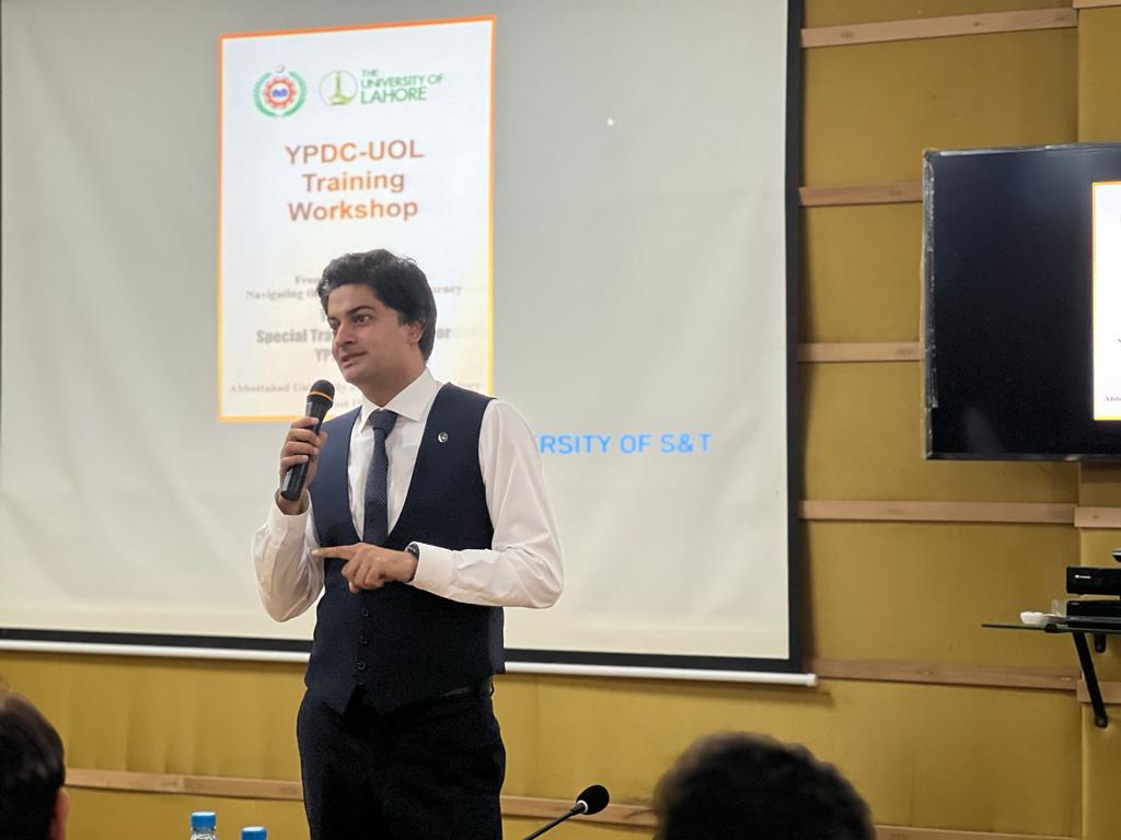 uolypdc's tweet photo. Dr. Hassan Jahangiri, Director Training at AUST, emphasizes the significance of self-discovery and venturing beyond one's comfort zone.

@AustYpdc

#FromIdeaToImpact
#UOLxAUST
#YPDCWorkshop
#Ulahore https://t.co/WAcDf9EN4g