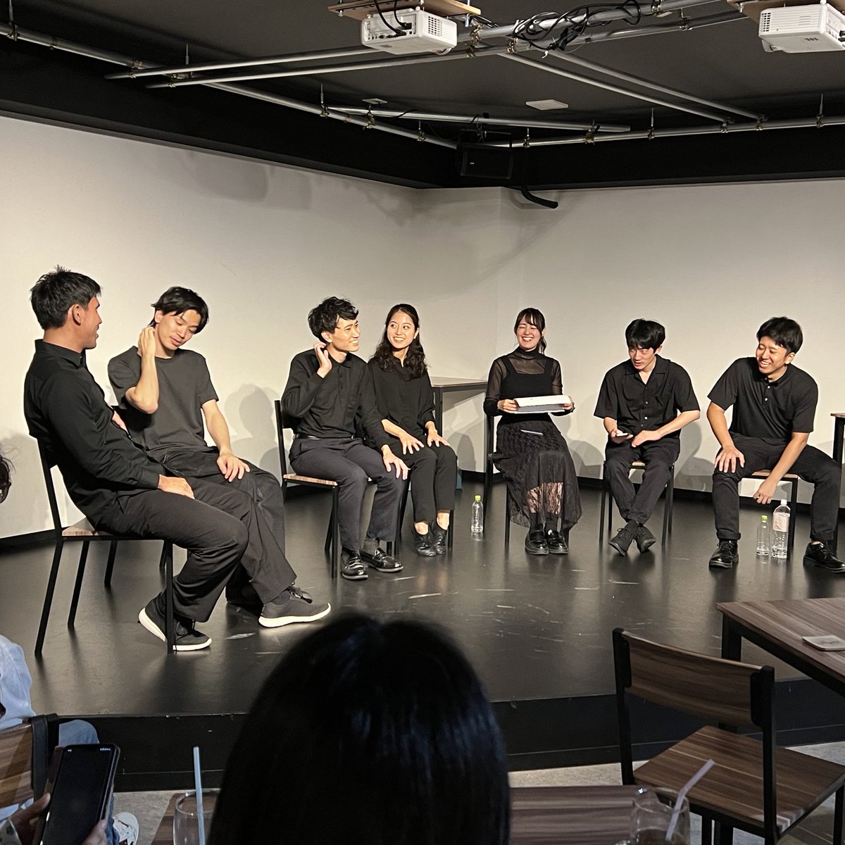 Ch_Ry89's tweet photo. 『1st CONTACT』やっぱり最高でした。
台本を小道具として使ったり、このシステムならではの演出に痺れました！綿密に準備してるところと役者に丸投げする大胆さのバランスが良き。役者たちが全神経を研ぎ澄まして演じてて、その中でも個性がそれぞれ出てて面白かったなあ。
#1stCONTACT
#高安実験企画 https://t.co/Agxa6JoiZ9