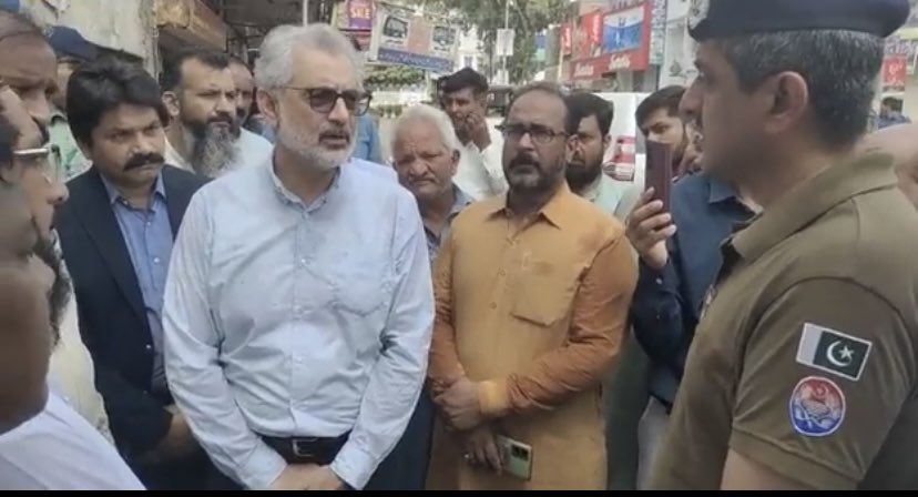 qas58's tweet photo. جسٹس فائز عیسی نے جڑانوالہ کادورہ کیااور متاثرہ لوگوں سےملاقات اور انکی غم گُساری کی۔بیگم سریناعیسی بھی ہمراہ تھیں۔فائزعیسی صاحب نے تشویش کااظہارکیاکہ ابھی تک متاثرہ علاقوں کوصاف نہیں کیاگیاہے۔اور DC فیصل آباد کوہدایات جاری کیں۔
#FaizIssa
#JaranwalaIncident #DCFaisalabad https://t.co/1zkP8lXhyY