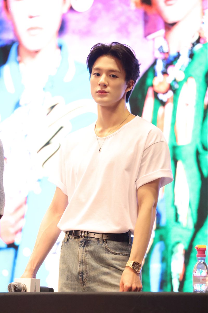 ทำผมเปิดหน้าผาก ใส่เสื้อยืดสีขาวกางเกงยีนส์อีก น้อยแต่มาก เรียบแต่โก้ หล่อสุดๆๆๆ🥺🤍🤍🤍