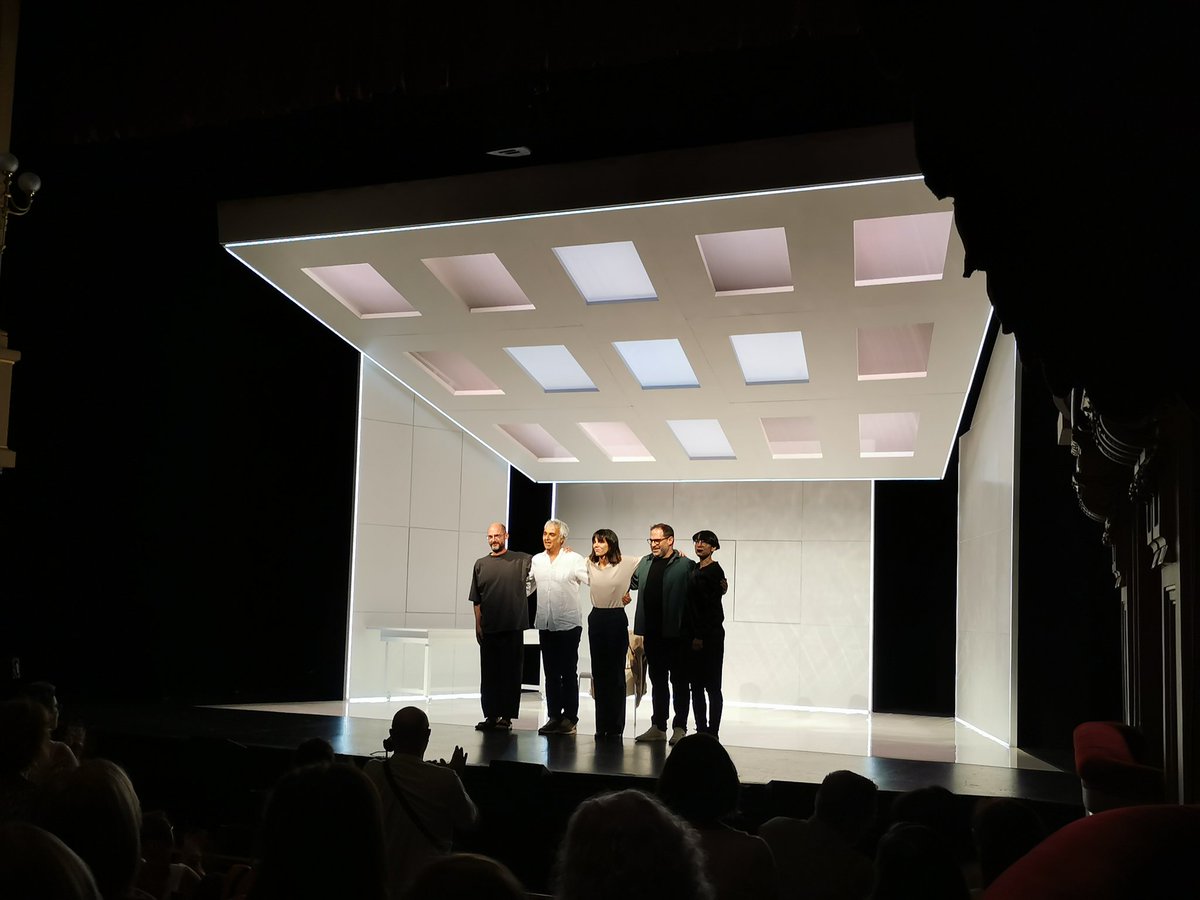 Ayer asistí al estreno absoluto de 'Prima facie' de Suzie Miller, dirigida por Juan Carlos Fisher. El texto, redondo pero es que la interpretación de Vicky Luengo es tan rica en emociones y matices que te lleva donde ella quiere durante los 95 minutos en los que apenas descansa.