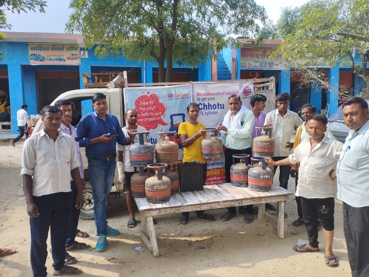 IoclAgraIDO's tweet photo. FTL camp conducted at Alikhera market Market by Alikhera IGV under Agra B LSA as part of weekly campaign. No address proof required. Just take it with you and refill anywhere in the country. #chottu #FTL @DirMktg_iocl @IndianOilcl @ChairmanIOCL @akadk12 @Bohrashyam2 https://t.co/gxeSCGAueg