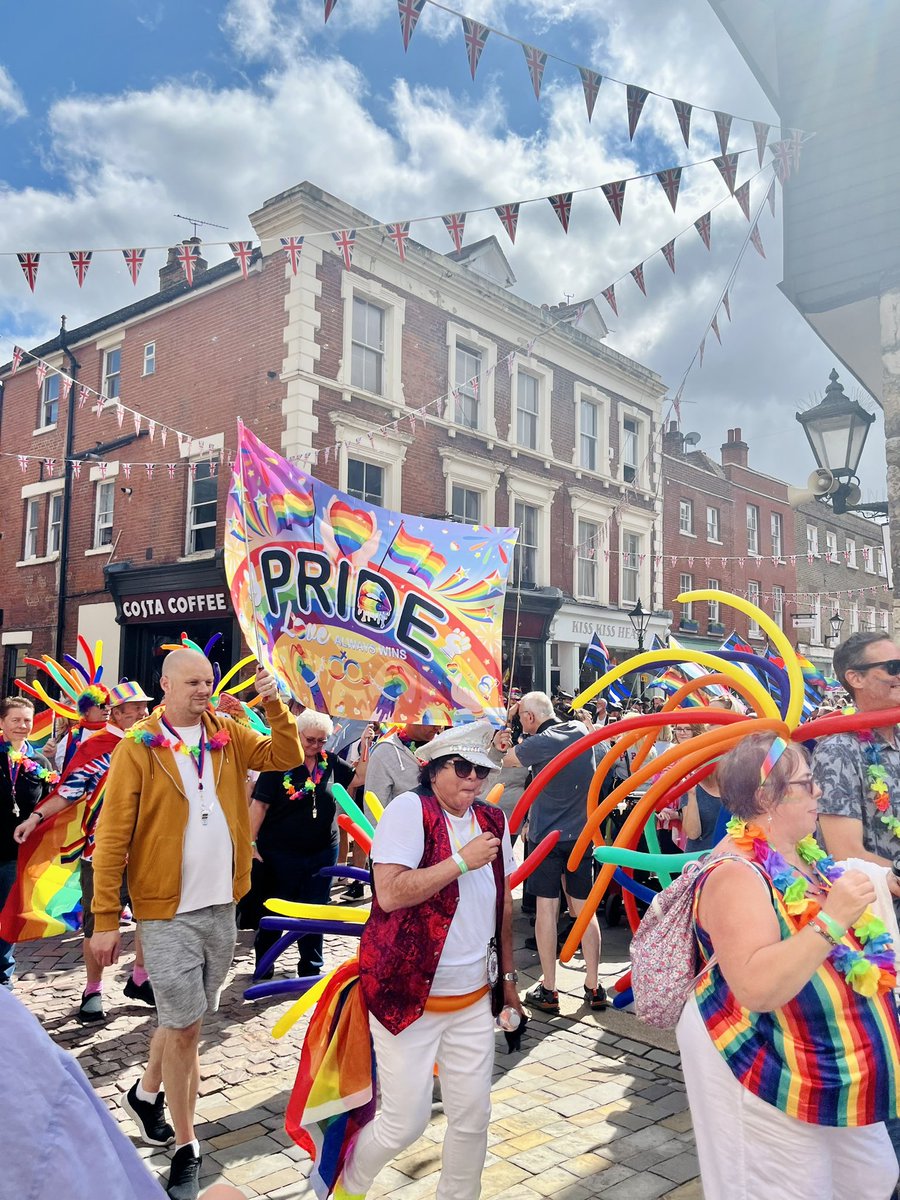 VanessaGCrew's tweet photo. What a beautiful parade - it made me a bit teary! Very special, huge well done to everyone involved ❤️🏳️‍🌈🏳️‍⚧️ #medwaypride @medway_pride https://t.co/BGCEFXTiMp