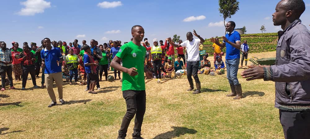 MiyoveG's tweet photo. Uyu muganda  wihariye w'urubyiruko wari ufite insanganyamatsiko igira iti " Uruhare rw'urubyiruko mukutangiza ibidukikije"
Ni ikiganiro cyatanzwe na Es w'umurenge wa #Miyove. https://t.co/KpqKhxsOm8