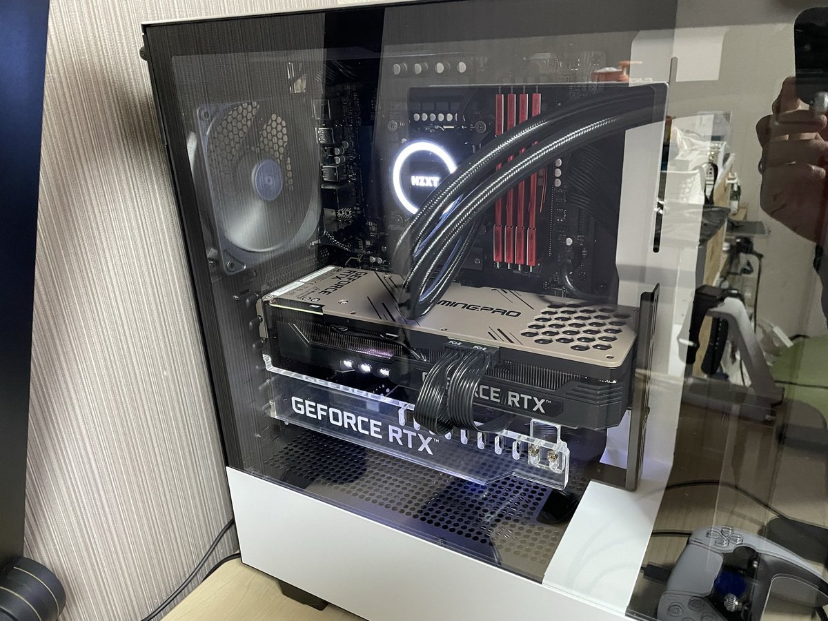 kokohanhand00's tweet photo. CPUｸｰﾗｰとﾌｧﾝ換装完了
LEDでﾋﾞｶﾋﾞｶにしてやったぜ
どうせならメモリも変えて中二仕様にしてやりたいな
CPU自体はかなり冷えるようになりました
#自作PC  #Deepcool #LE520 https://t.co/VFouwrlAUy