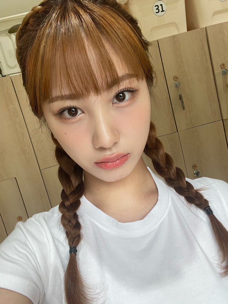 PRIMROSE_MEMBER's tweet photo. 프리즘! 응원법 영상 잘 봤어요옹?? 사실 이 날 앞머리 자른 날이었어요 크크 내일 드디어 첫 음방인데 잘 따라불러줄꺼죠?🤭 프리즘 볼 생각에 설레서 잘 잘 수 있으려나 모르겠어요ㅎㅎ 우리 내일 보면 반갑게 인사해요!! 🤍🩵

#PRIMROSE #프림로즈 #LAFFYTAFFY #래피태피
#HAYUN #하윤 https://t.co/xhCUswdImm