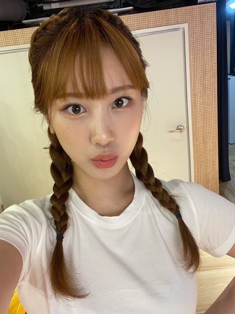 PRIMROSE_MEMBER's tweet photo. 프리즘! 응원법 영상 잘 봤어요옹?? 사실 이 날 앞머리 자른 날이었어요 크크 내일 드디어 첫 음방인데 잘 따라불러줄꺼죠?🤭 프리즘 볼 생각에 설레서 잘 잘 수 있으려나 모르겠어요ㅎㅎ 우리 내일 보면 반갑게 인사해요!! 🤍🩵

#PRIMROSE #프림로즈 #LAFFYTAFFY #래피태피
#HAYUN #하윤 https://t.co/xhCUswdImm