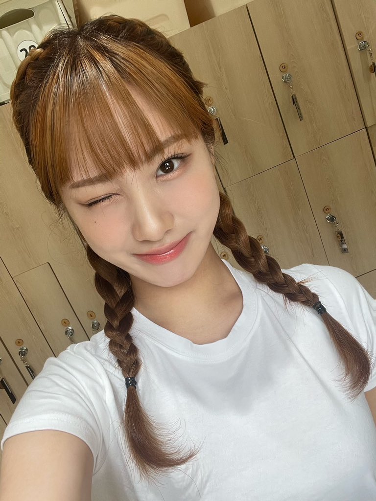 PRIMROSE_MEMBER's tweet photo. 프리즘! 응원법 영상 잘 봤어요옹?? 사실 이 날 앞머리 자른 날이었어요 크크 내일 드디어 첫 음방인데 잘 따라불러줄꺼죠?🤭 프리즘 볼 생각에 설레서 잘 잘 수 있으려나 모르겠어요ㅎㅎ 우리 내일 보면 반갑게 인사해요!! 🤍🩵

#PRIMROSE #프림로즈 #LAFFYTAFFY #래피태피
#HAYUN #하윤 https://t.co/xhCUswdImm