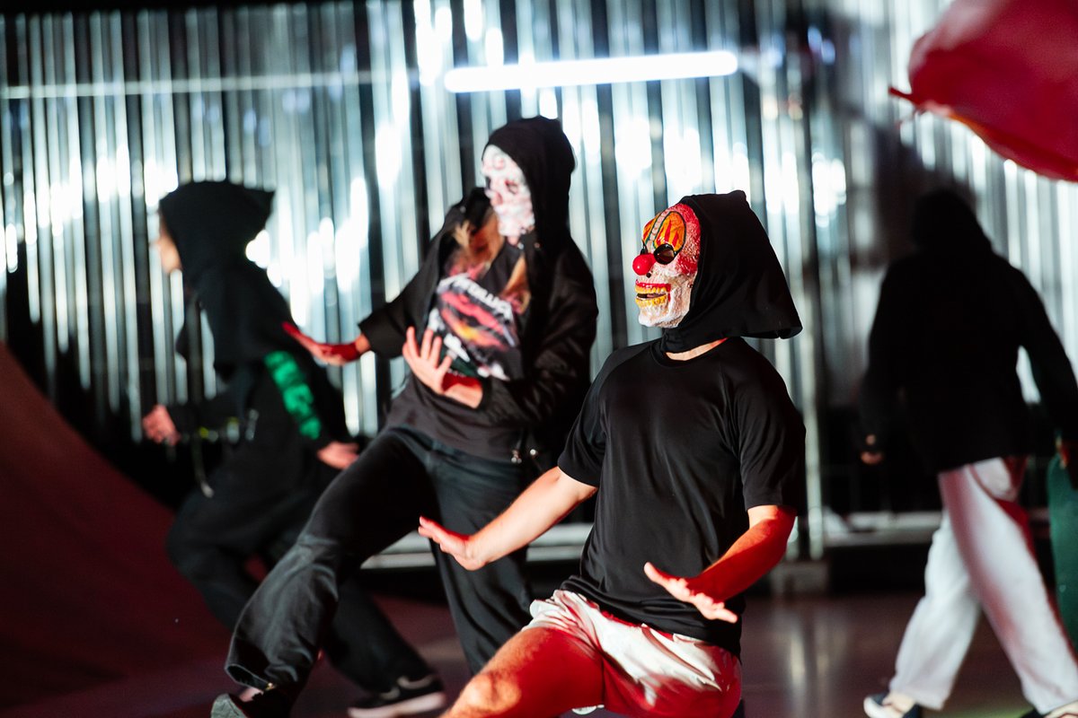 Heute und morgen noch einmal bei der @ruhrtriennale in der Jahrhunderthalle Bochum, Ende des Monats in Rotterdam: "Skatepark" von Mette Ingvartsen. Unsere Kritikerin war begeistert vom "Gleiten als Traum, die Schwerkraft zu bewältigen und flüssig zu werden". Fotos: Katja Illner