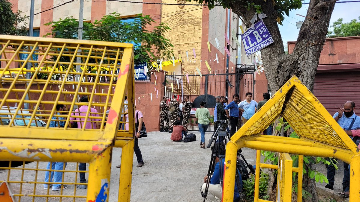 diaries_empire's tweet photo. CENSORED!
Cops and security personnel deployed at #SurjeetBhawan in Delhi to stop people from entering the venue of the #We20 gathering being held in protest against the coming #G20Summit in India.
@wgonifis https://t.co/HZEWdikHT5